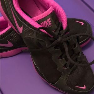🏃🏻‍♀️Nike fuschia & black running shoes